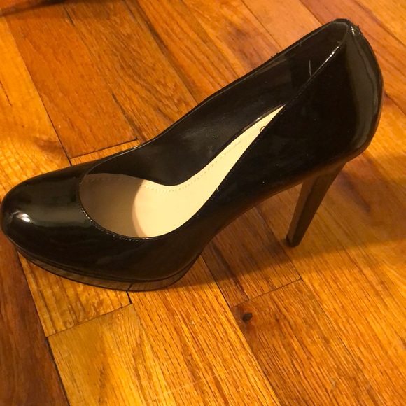 ♠️PATENT LEATHER VINCE CAMUTO PUMPS♠️ - Picture 7 of 8